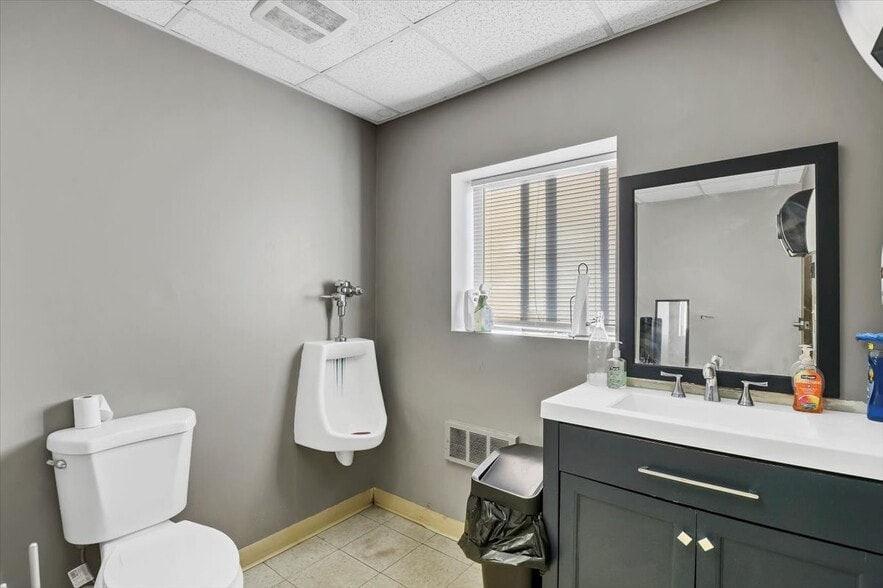 More Photos Of 96 Commerce Dr, Carmel Warehouse For Lease