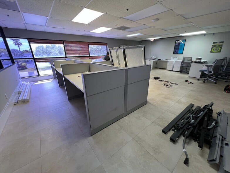 More Photos Of 2300-2350 NW 102nd Pl, Doral Warehouse For Lease