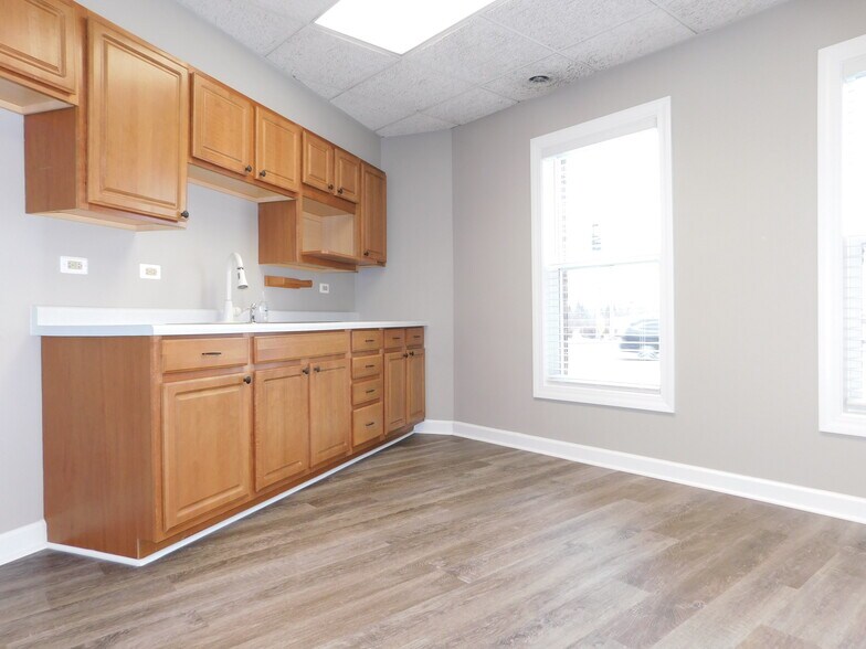 More Photos Of 1060 E Lake St, Hanover Park Office For Sale