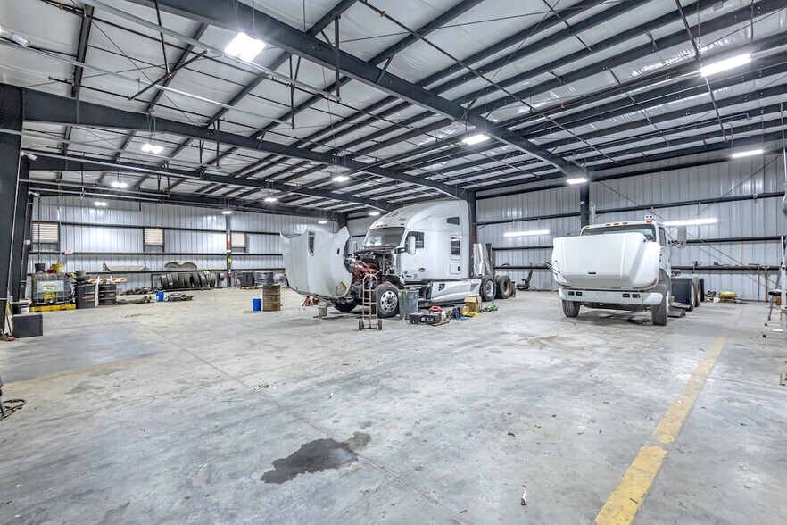 More Photos Of 1207 Beltway Pky, Laredo Warehouse For Lease