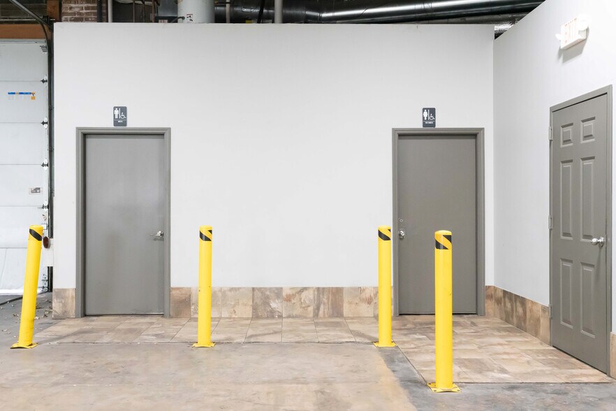 More Photos Of 9200 Kilpatrick Ave, Oak Lawn Flex For Sale