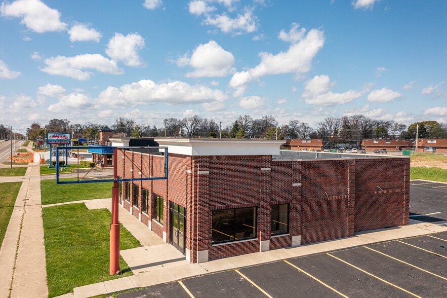 More Photos Of 1065 N Perry St, Pontiac Freestanding For Sale