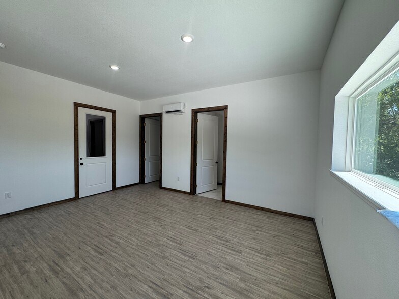 More Photos Of 1401 Ranger Hwy, Weatherford Warehouse For Lease