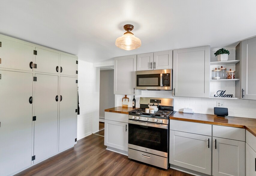 More Photos Of 41W597 US Highway 20, Hampshire Flex For Sale