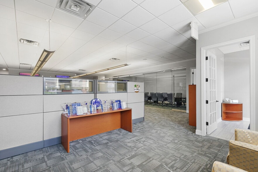 More Photos Of 220 Garden St, Yorkville Office For Sale