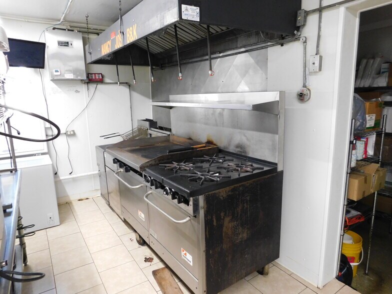 More Photos Of 606 N Jefferson St, Silver Lake General Retail For Sale