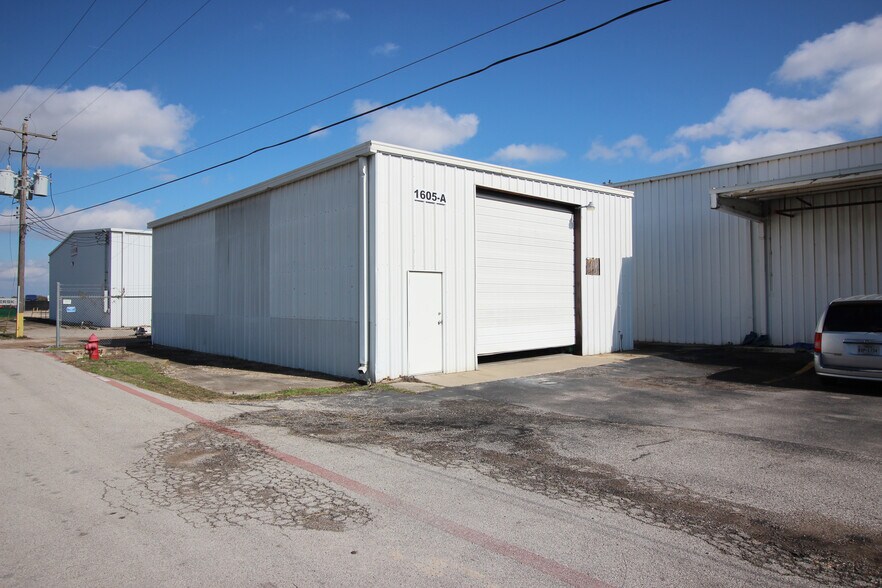More Photos Of 1605 Genoa Red Bluff Rd, Pasadena Warehouse For Lease