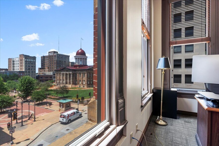 More Photos Of 200 S 6th St, Springfield Office For Lease