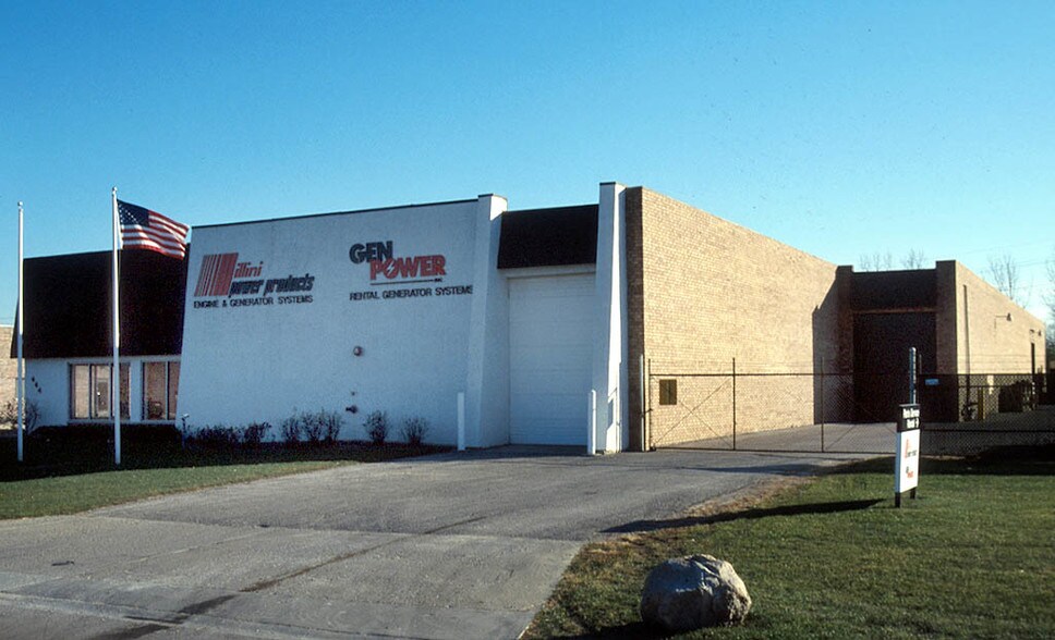 More Photos Of 444 Randy Rd, Carol Stream Warehouse For Lease