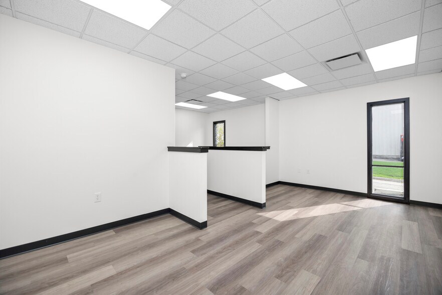 More Photos Of 9941 York Theta Dr, North Royalton Service For Lease