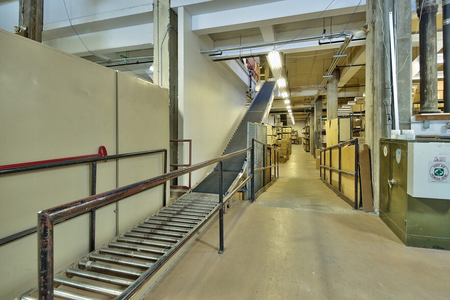 More Photos Of 247-255 Montee De Liesse, Montréal Warehouse For Sale