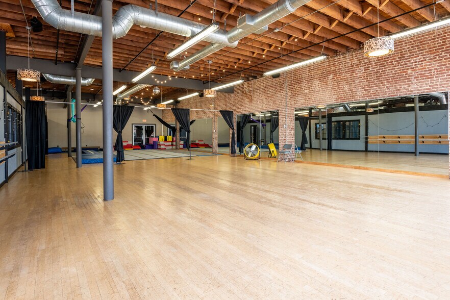 More Photos Of 200 N Armstrong St, Bixby Storefront For Lease