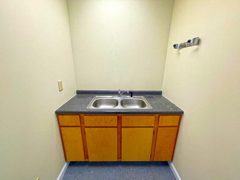 More Photos Of 6027 Business Park Dr, Columbus Flex For Lease