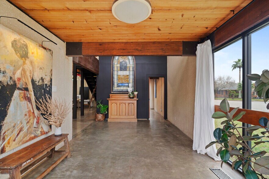 More Photos Of 4720 Avenue O 1/2, Galveston Showroom For Sale