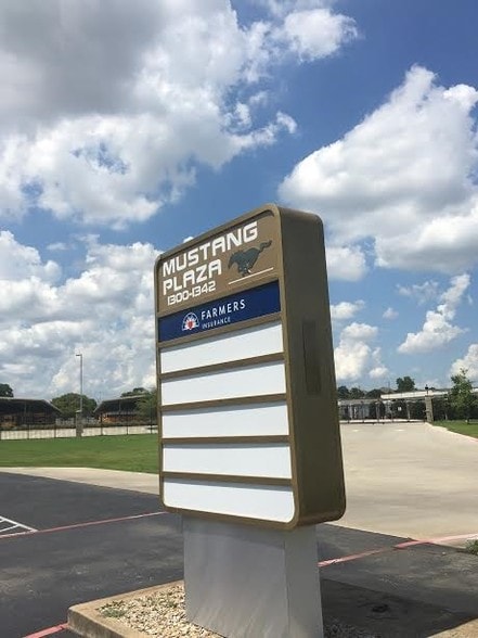 More Photos Of 1300-1342 W Euless Blvd, Euless Loft Creative Space For Lease