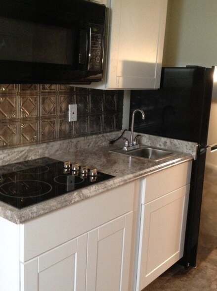 More Photos Of 7841 Foothill Blvd, Sunland Storefront Retail Residential For Lease