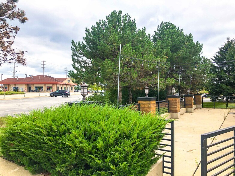 More Photos Of 649 Lake Cook Rd, Deerfield Restaurant For Lease
