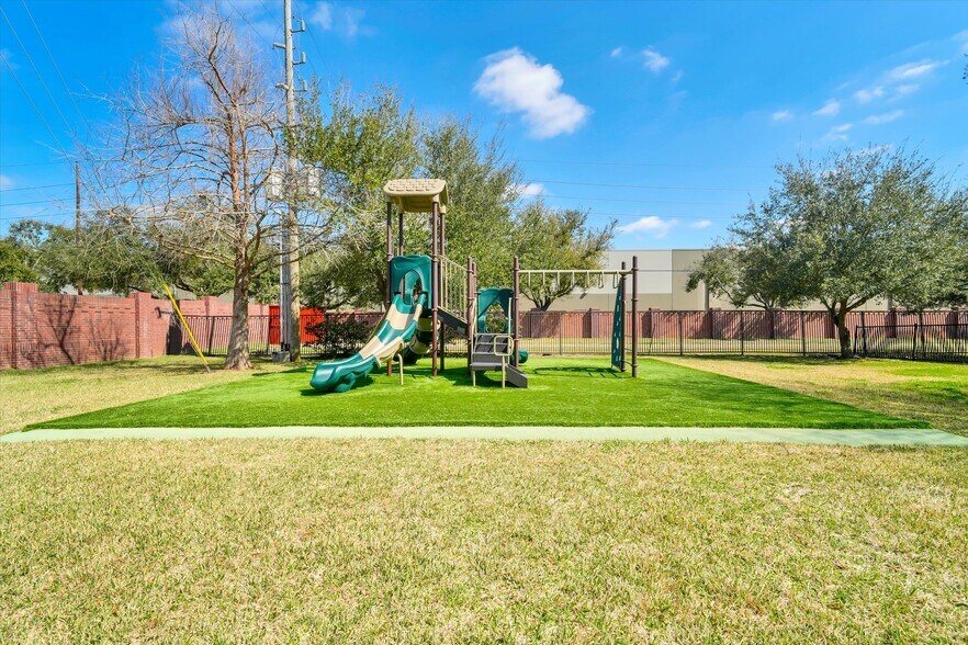 More Photos Of 20417 S University Blvd, Missouri City Schools For Lease