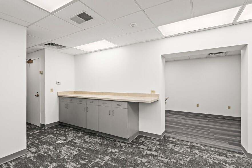 More Photos Of 720 South Grand Ave W, Springfield Office For Sale