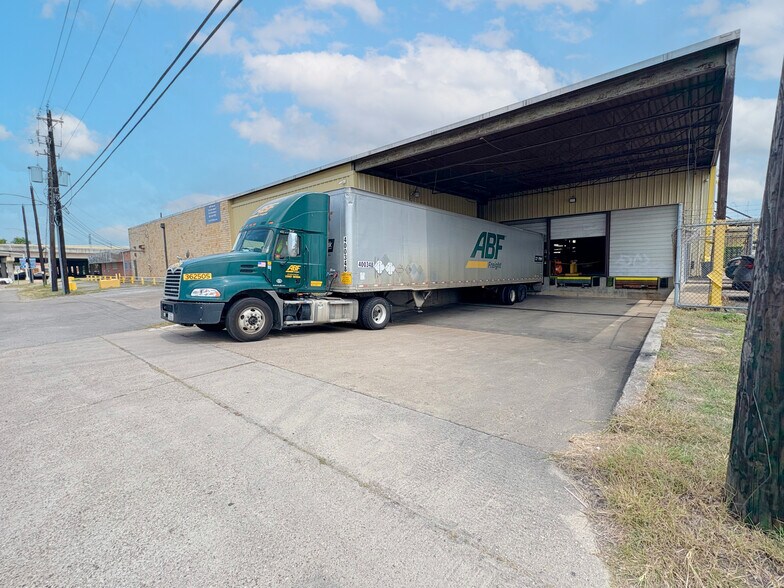 More Photos Of 6626 Gulf Fwy, Houston Warehouse For Sale