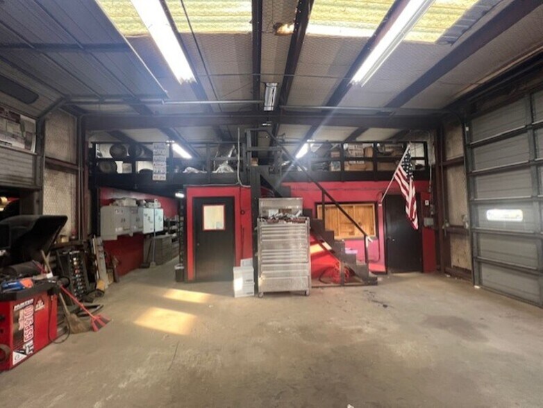 More Photos Of 1914 Cypress St, West Monroe Service For Sale