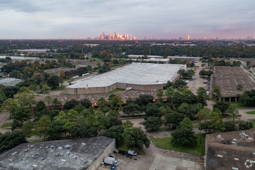 More Photos Of 500-525 Garden Oaks Blvd, Houston Warehouse For Lease