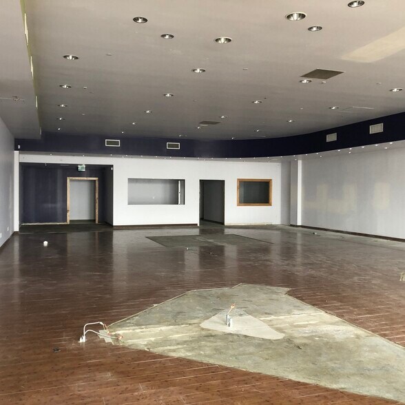 More Photos Of 8600-8660 N Boardwalk Ave, Kansas City Storefront For Lease