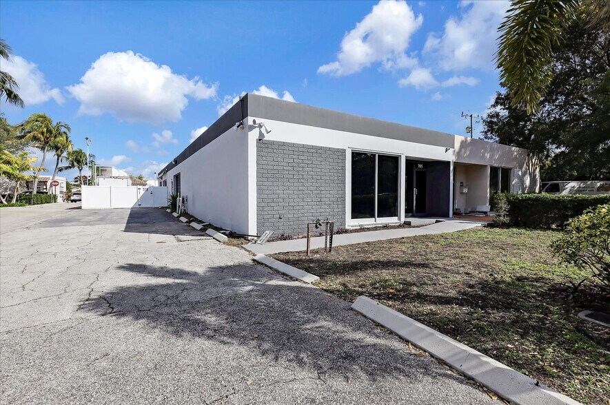 More Photos Of 705 Bond Way, Delray Beach Showroom For Sale