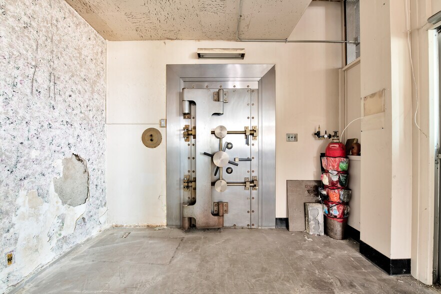 More Photos Of 9137 Linwood St, Detroit Parking Garage For Sale
