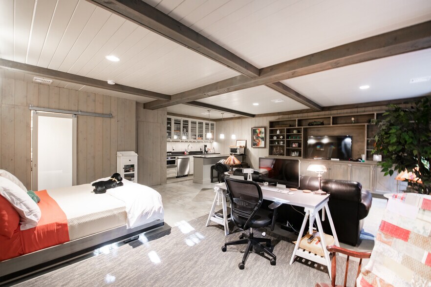 More Photos Of 31 N Main St, East Hampton Hospitality For Sale