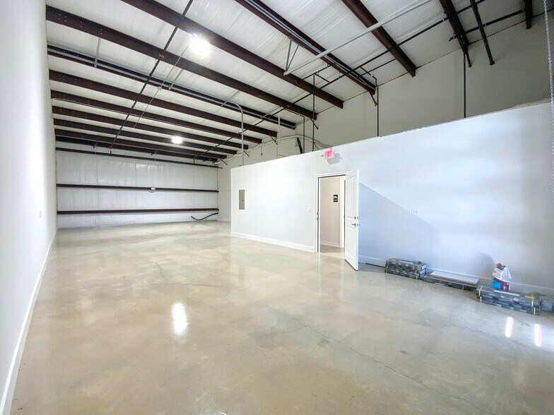 More Photos Of 1304 Leander Dr, Leander Unknown For Lease