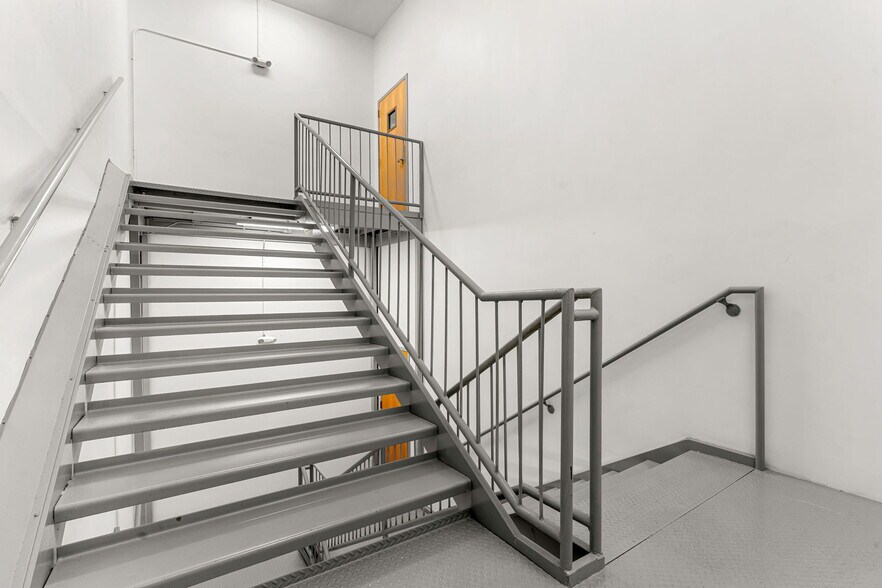 More Photos Of 222 Pearl St, New Albany Office Residential For Sale