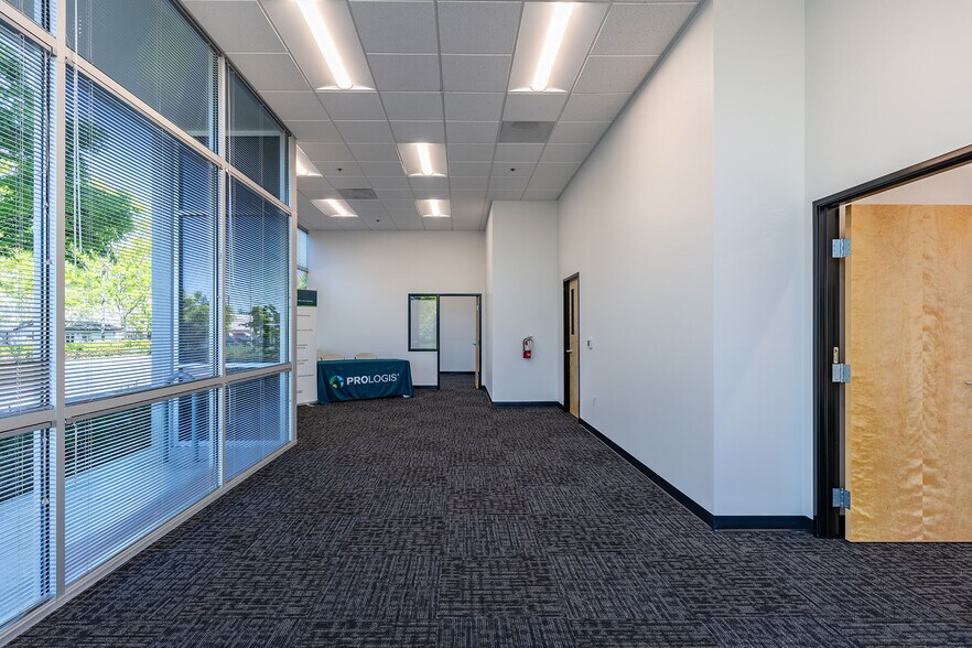 More Photos Of 19295-19375 NE Riverside Pky, Portland Warehouse For Lease