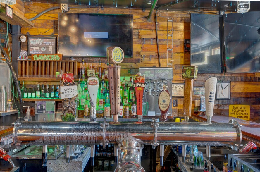 More Photos Of 135 Duval St, Key West Bar For Lease