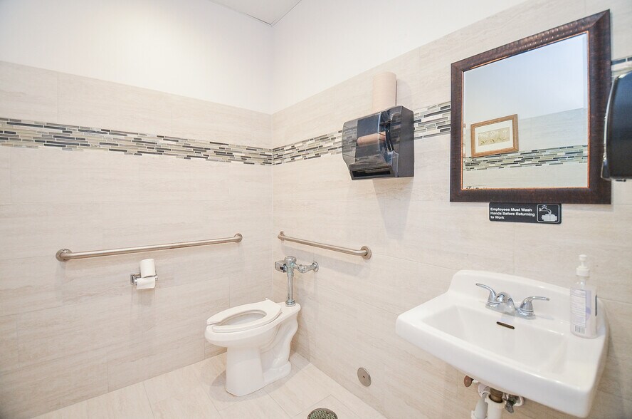 More Photos Of 4899 Highway 6, Missouri City Unknown For Lease