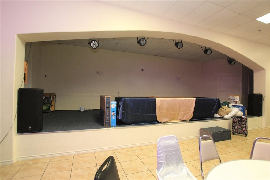 More Photos Of 819 Los Presidentes Ave, Laredo Storefront Retail Office For Sale