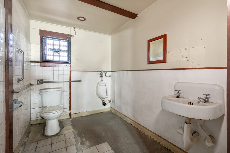 More Photos Of 1908 S Pacific Ave, San Pedro Restaurant For Sale