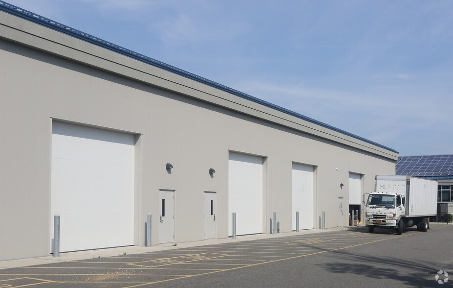 More Photos Of 286 W Montauk Hwy, Hampton Bays Warehouse For Lease