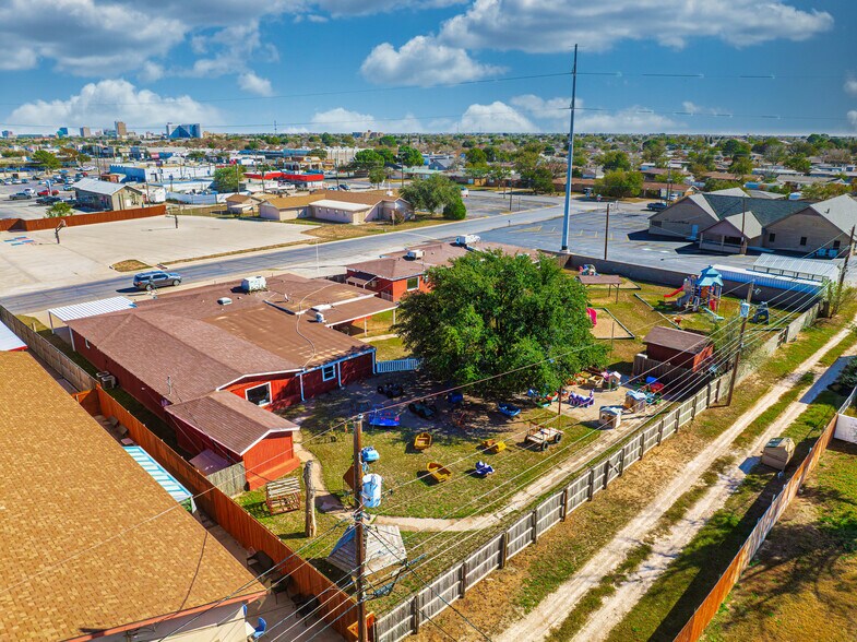 More Photos Of 1005 Austin St, Midland Storefront For Sale