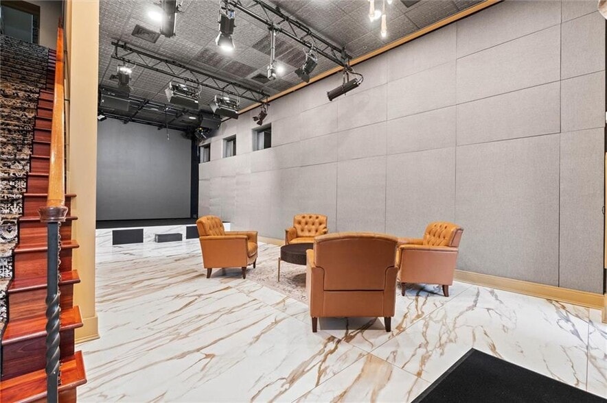 More Photos Of 7 N Royal St, Mobile Office For Sale