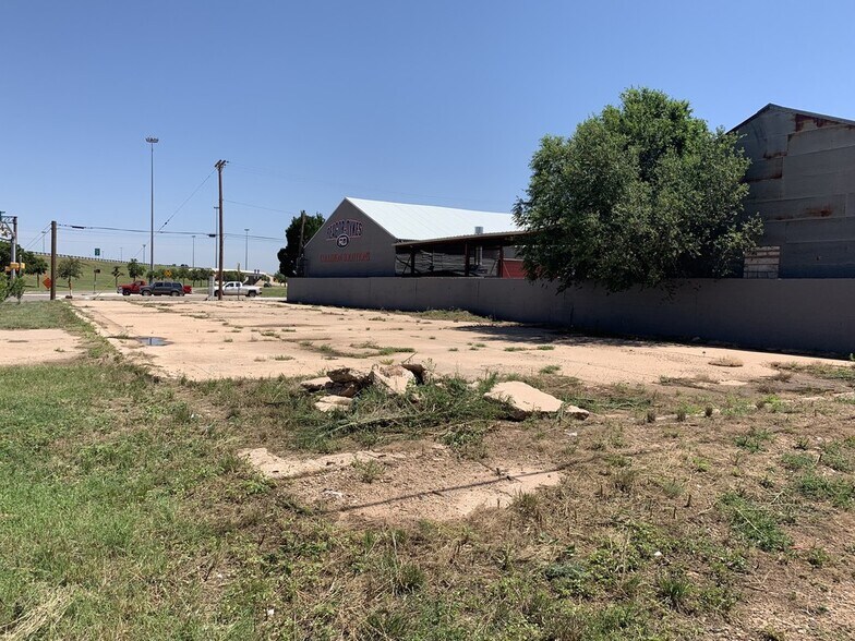 More Photos Of 311-405 19th St, Lubbock Warehouse For Sale