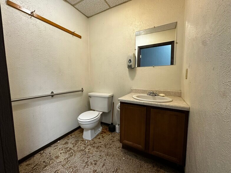 More Photos Of 2851 North Ave, Grand Junction Storefront Retail Office For Lease