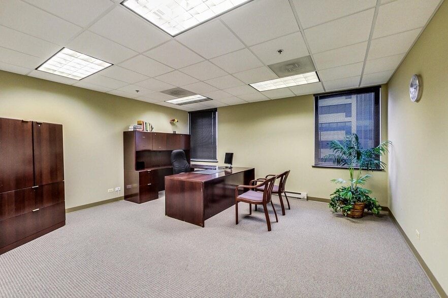 More Photos Of 10700 W Higgins Rd, Rosemont Office For Sale