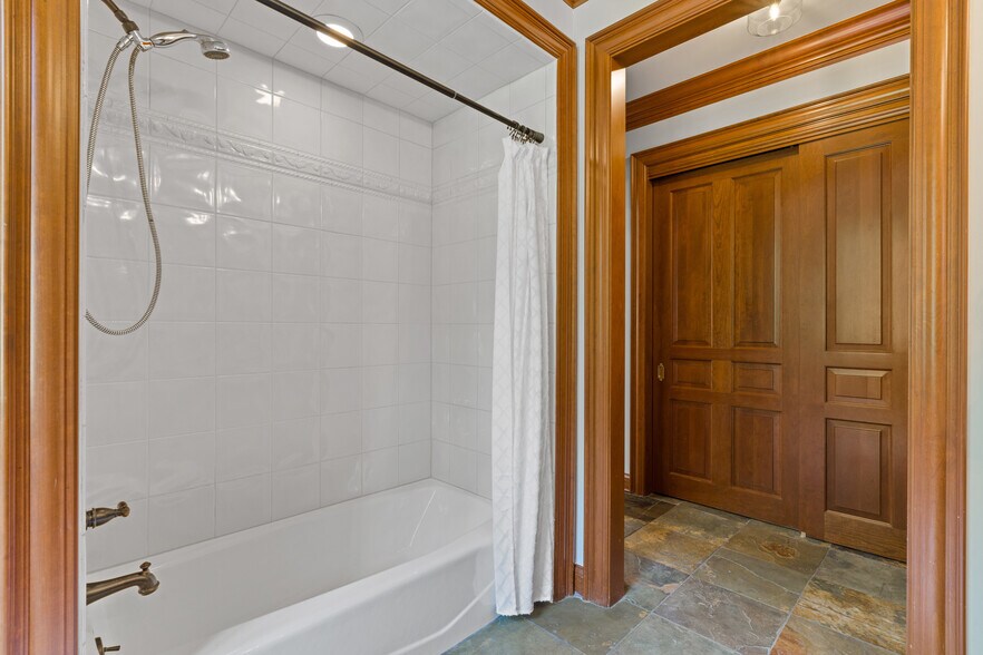 More Photos Of 5455 Plantation Rd, Sunbury Lodge Meeting Hall For Sale