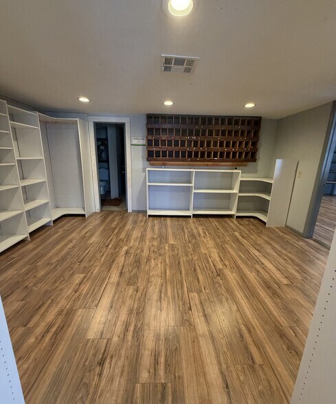 More Photos Of 105 S Water St, Sapulpa Showroom For Lease