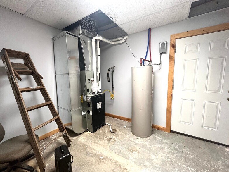 More Photos Of 1709-1713 E 7th St, Atlantic General Retail For Sale