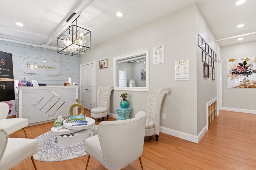 More Photos Of 569 Middle Rd, Bayport Storefront Retail Office For Sale