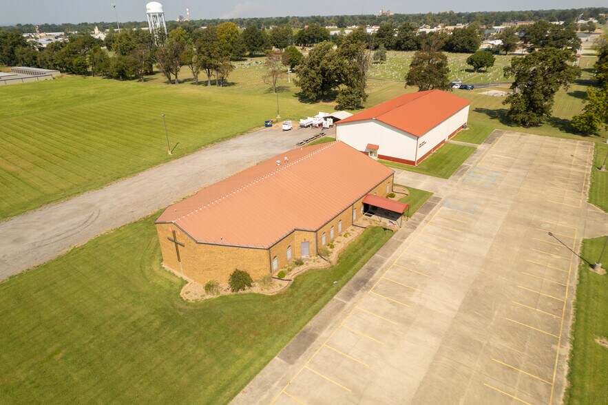 More Photos Of 951 S Kingshighway St, Sikeston Office For Sale