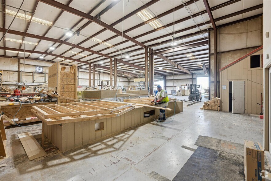 More Photos Of 16806 I-35 S, Buda Showroom For Lease