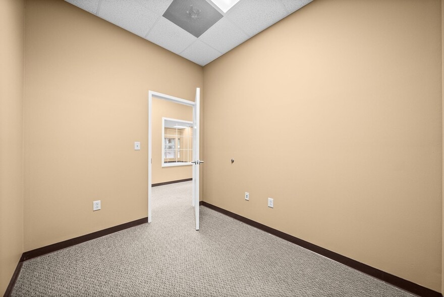 More Photos Of 2231 Stokes Rd, Clarksville Storefront Retail Office For Lease